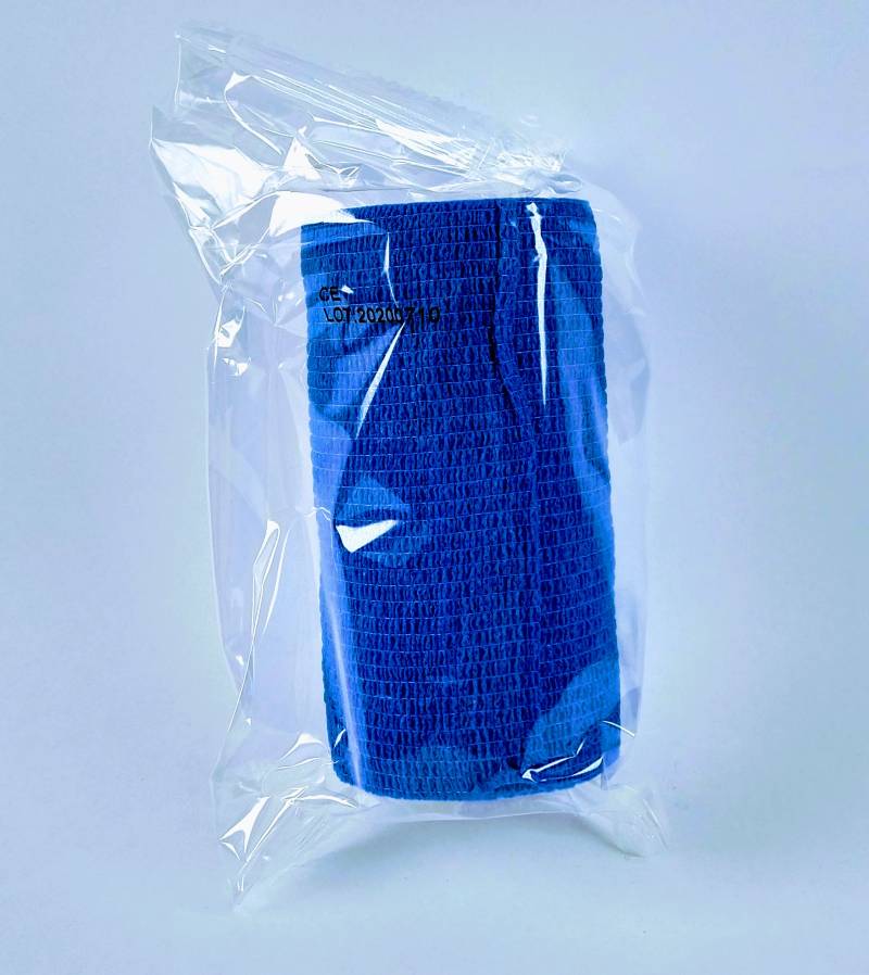 Opis produktu bandaż samoprzylepny w kolorze niebieskim w rozmiarze 10cm x 4,5m firmy SMI