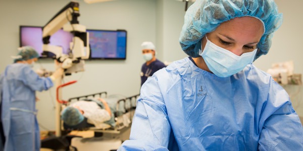 Fartuch chirurgiczny – na co zwrócić uwagę przy wyborze?